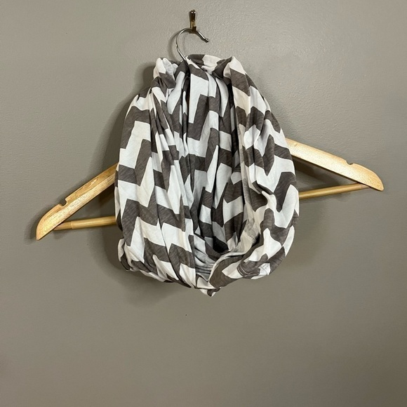 Infinity MOM Nursing Cover Light Breathable Scarf Chevron Pattern - Picture 5 of 7
